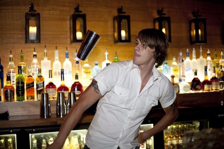 Мужчина за барной стойкой