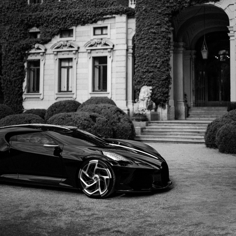 Машина черно белая