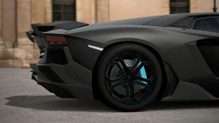 Золотой автомобиль на черном фоне