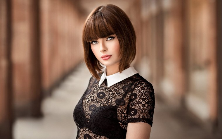 Девушка с челкой