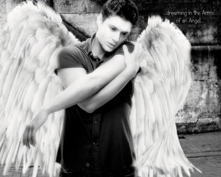 Мужчина с белыми крыльями