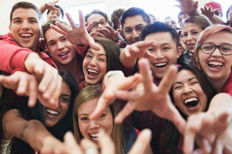 Толпа радостных людей