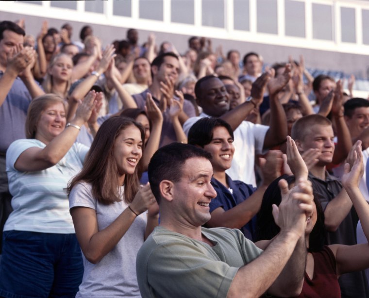 Толпа хлопает