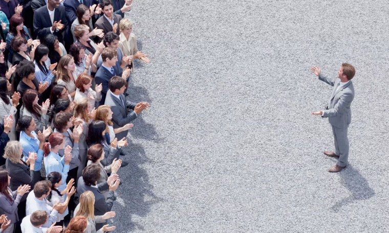 Толпа людей и один человек