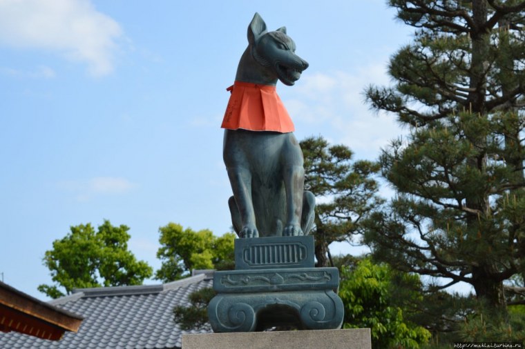 Храм Фусими-Инари статуи