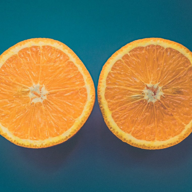 Фигура имеет и центр и ось симметрии