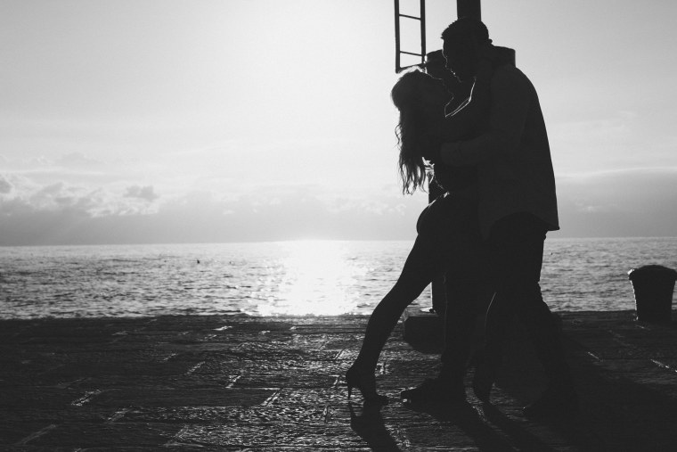 Парень и девушка на берегу