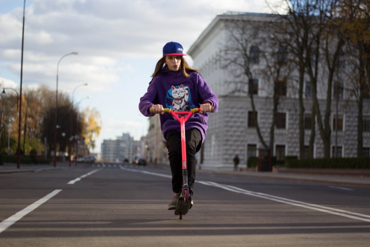 Девочка на трюковом самокате