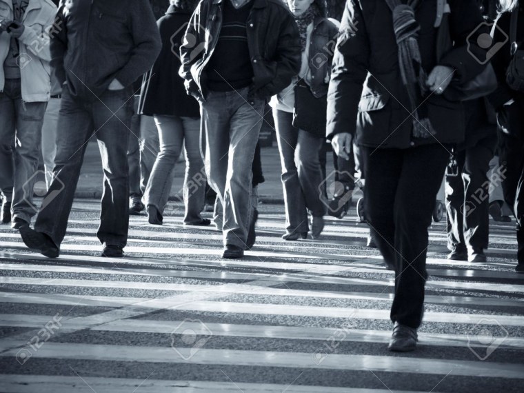 Идущие люди в городе