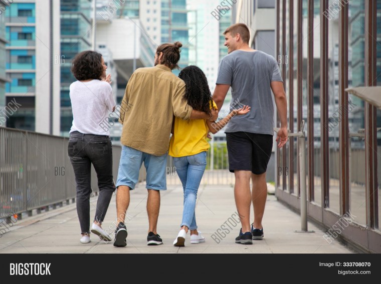 Люди идут по улице