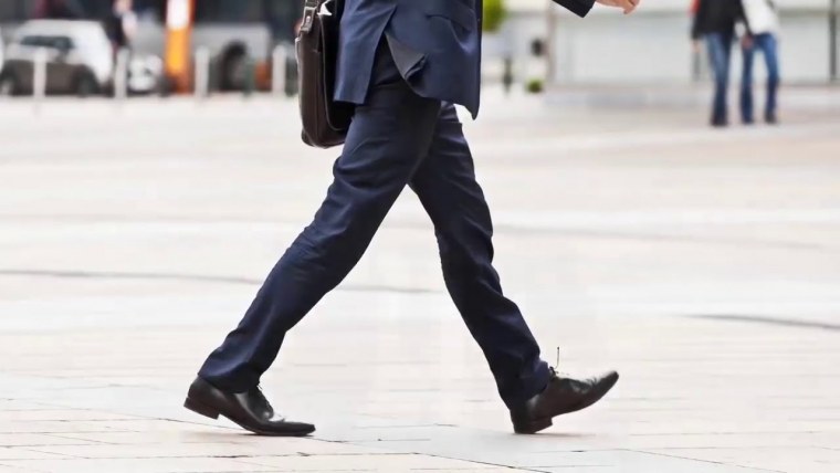 Бизнесмен идет