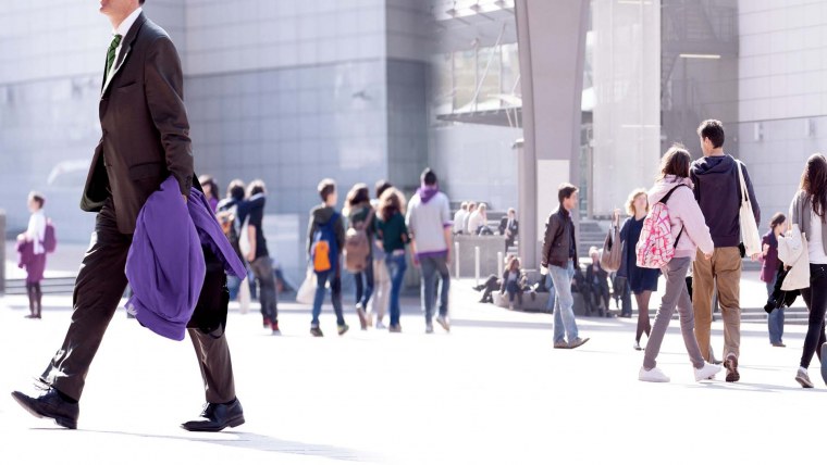 Деловые люди идут по улице