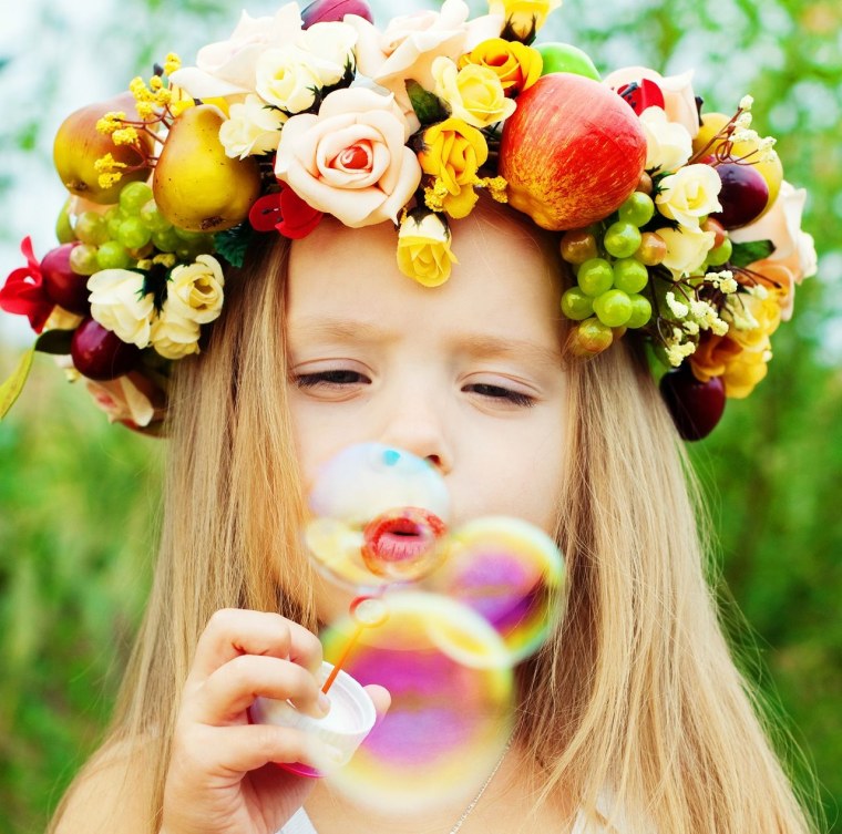 Веселая девушка с цветами