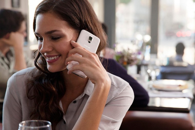 Девушка со смартфоном