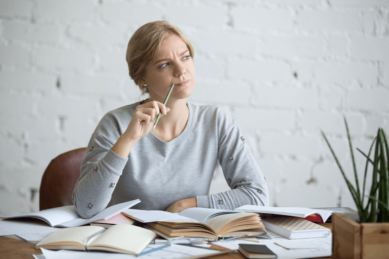 Женщина в раздумьях