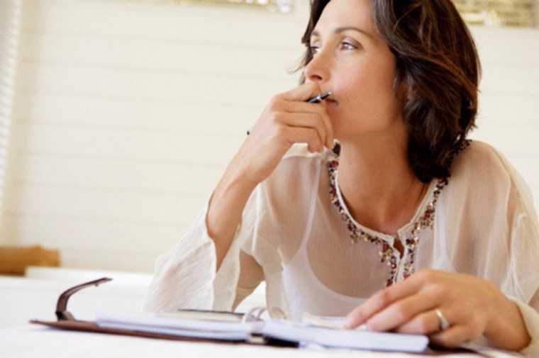 Задумчивая женщина с блокнотом