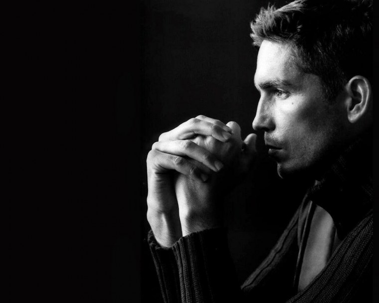 Грустный мужчина