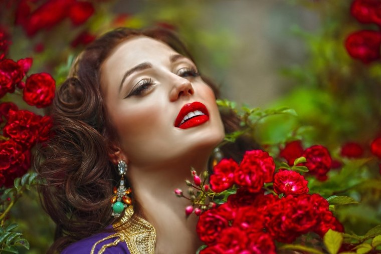 Девушка с розой