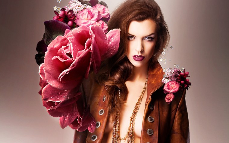 Девушка и красивые розы