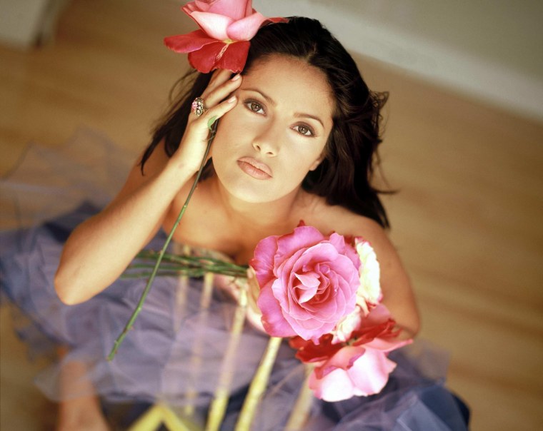 Девушка с букетом роз