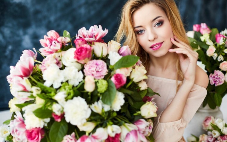 Женщина с розами