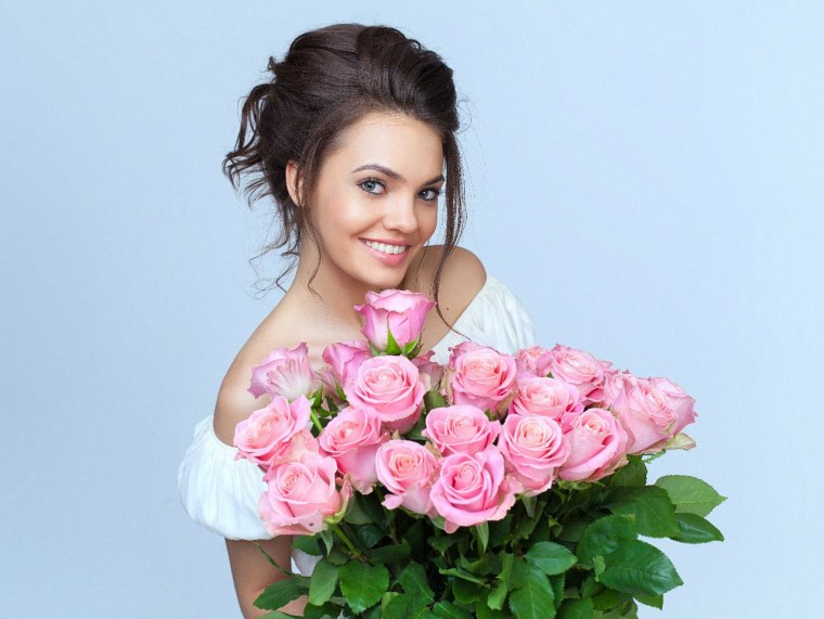 Блондинка с цветами