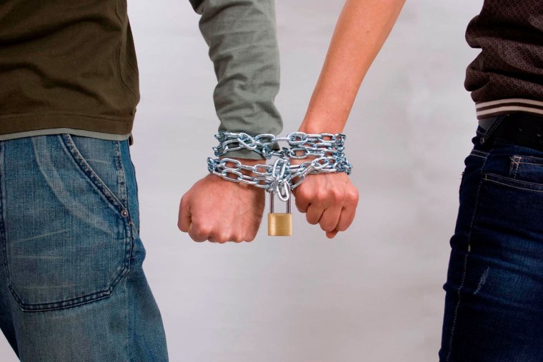 Держит за руку