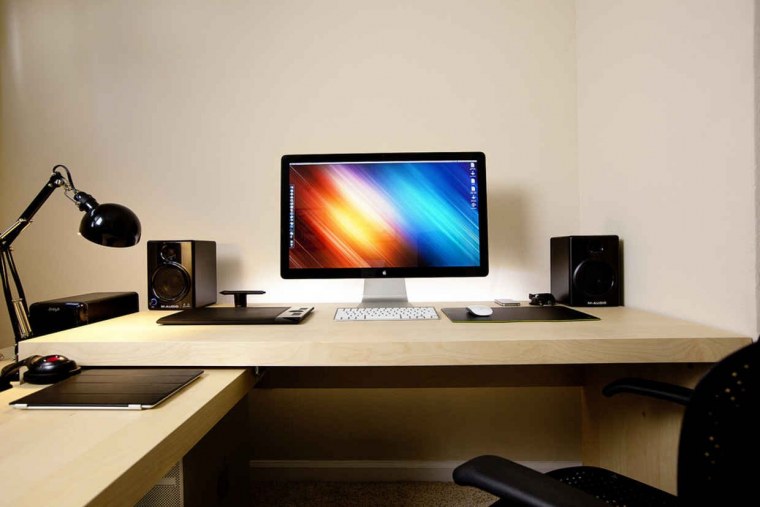 Монитор на столе