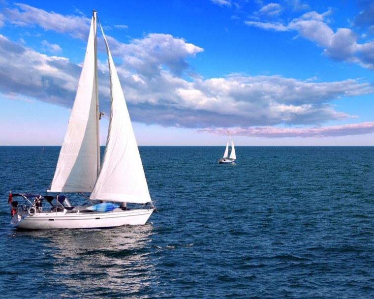 Яхта в море