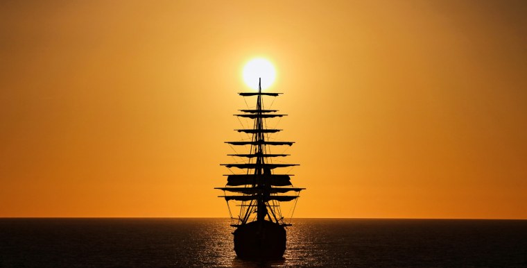 Корабль на закате