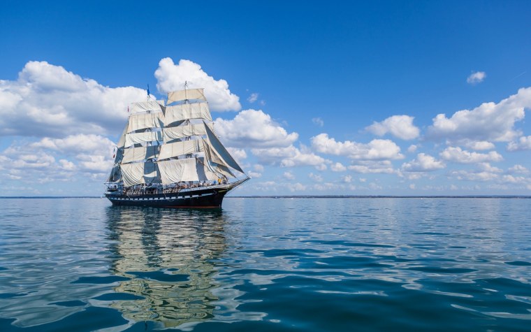 Корабль в море