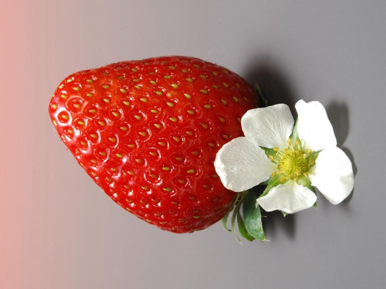 Клубника в руках