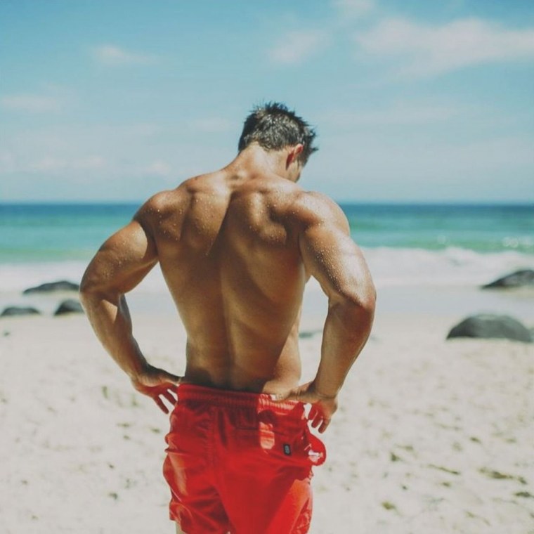 Красивые мужчины на пляже