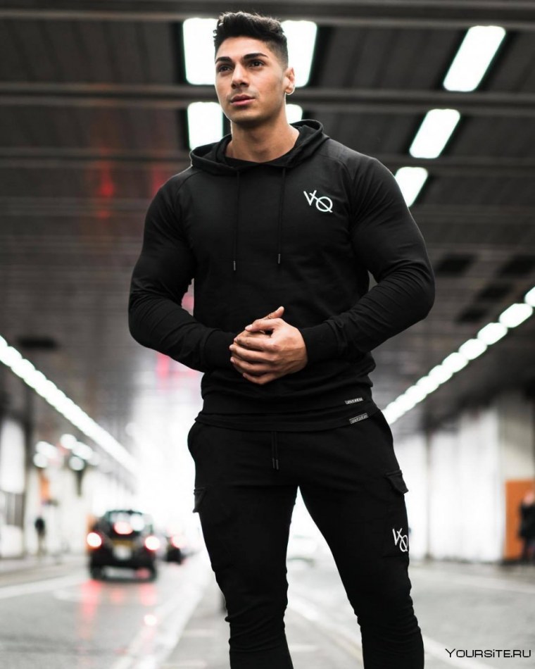 Парень в спортивном костюме
