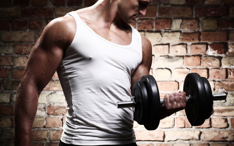 Спортсмен с гантелями