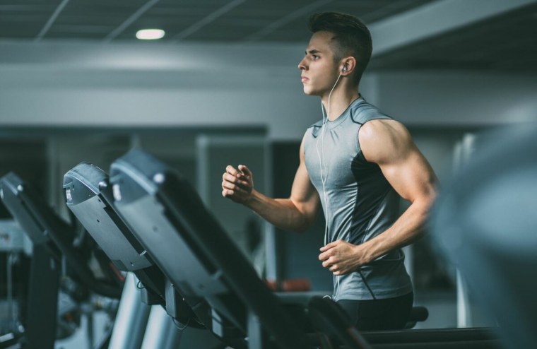 Мужчина в тренажерном зале