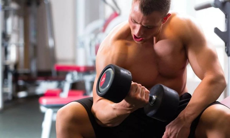 Парень в спортзале