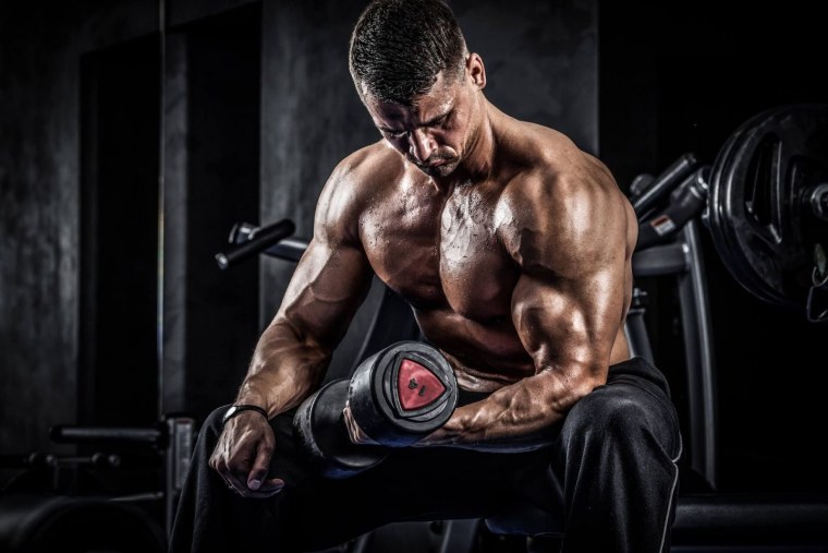 Мужчина в спортзале