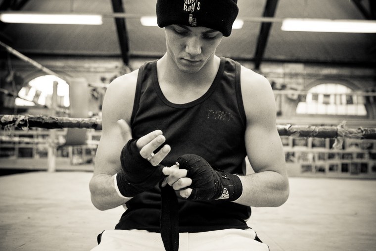 Парень боксер со спины