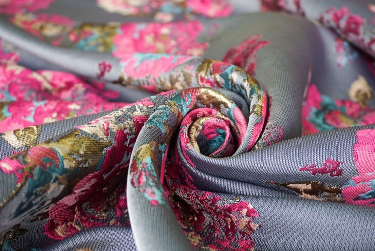 Ткань с цветочным принтом