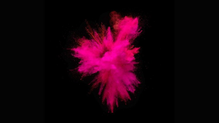 Взрыв красок на черном фоне