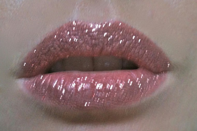 Нежно розовый мерцающий блеск для губ