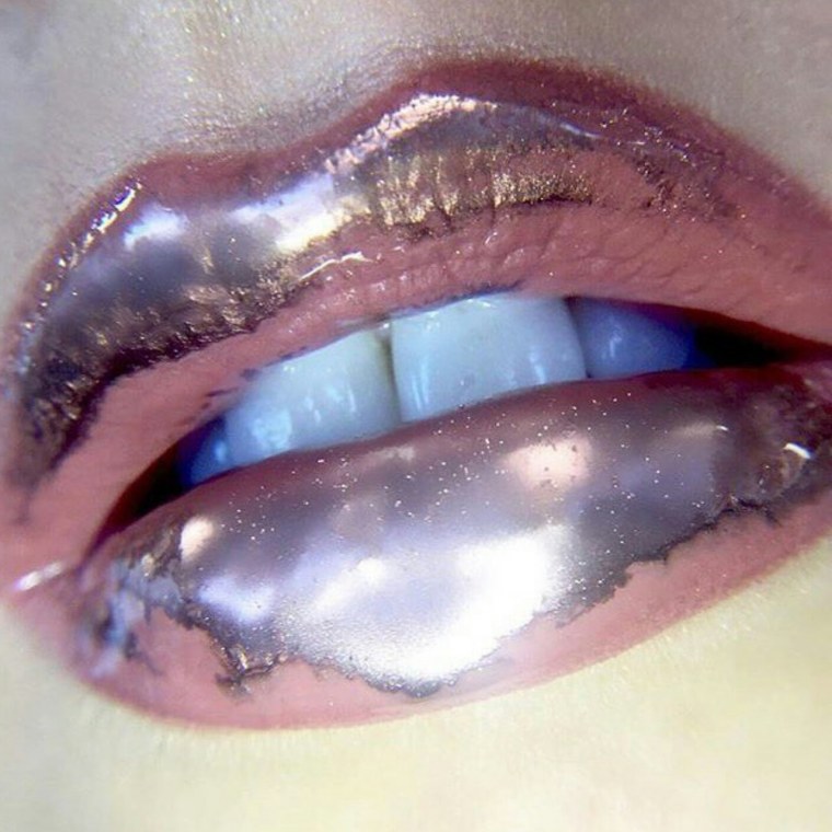 Эстетичные губы с блеском девушек