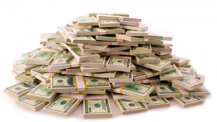 Золотые монеты на белом фоне