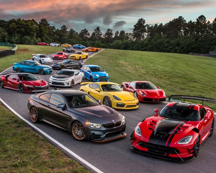 Много автомобилей разных марок