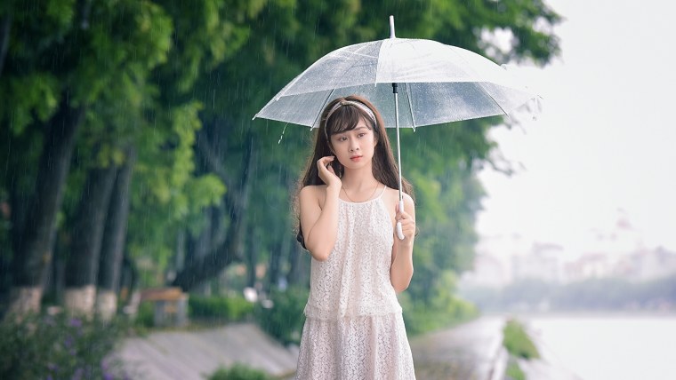 Девушка с зонтом