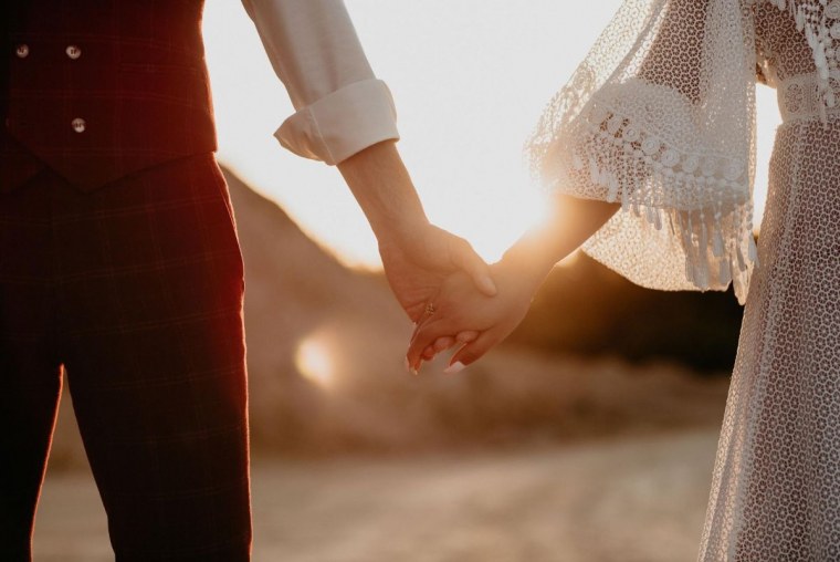 Держит за руку