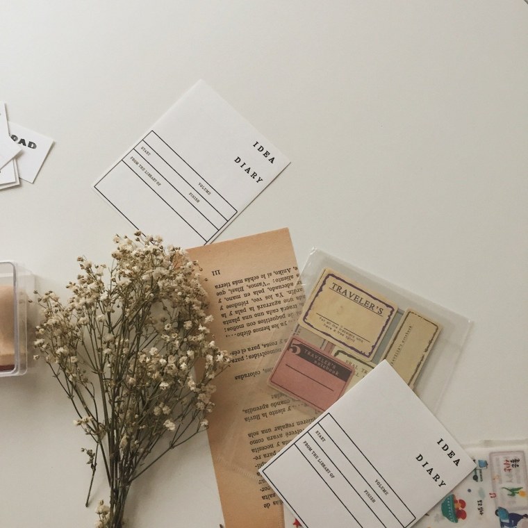 Уютная комната с гирляндами