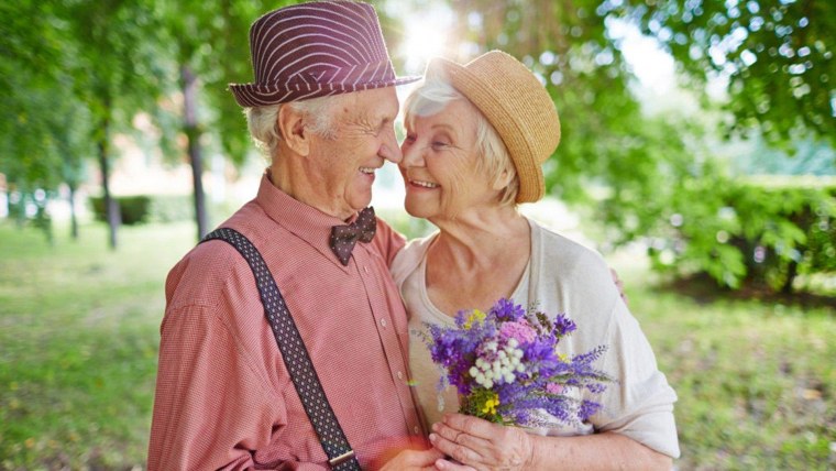 Пожилая женщина с цветами