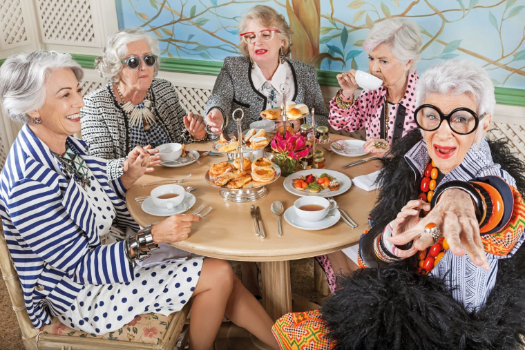 Пожилая женщина и дочь